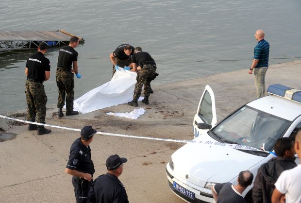 Таласи однели четири дечака